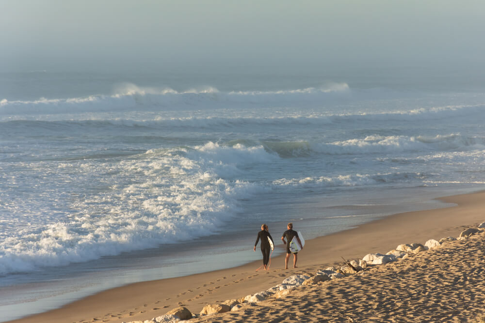 Surfers op een oceaanstrand aan de Atlantische kust, zoals in de Landes